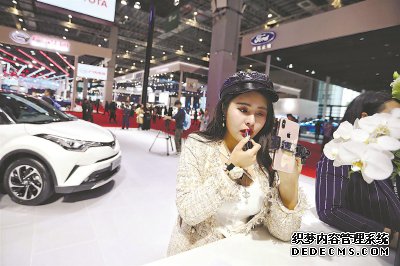 上海车展上的女主播:网红主播向左,专业主播向右