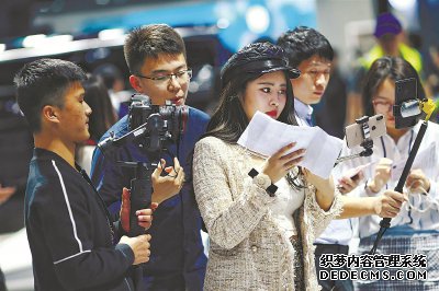 上海车展上的女主播:网红主播向左,专业主播向右