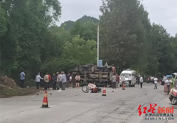 货车与摩托车擦挂侧翻致3死2伤 目击者:人躲闪不及