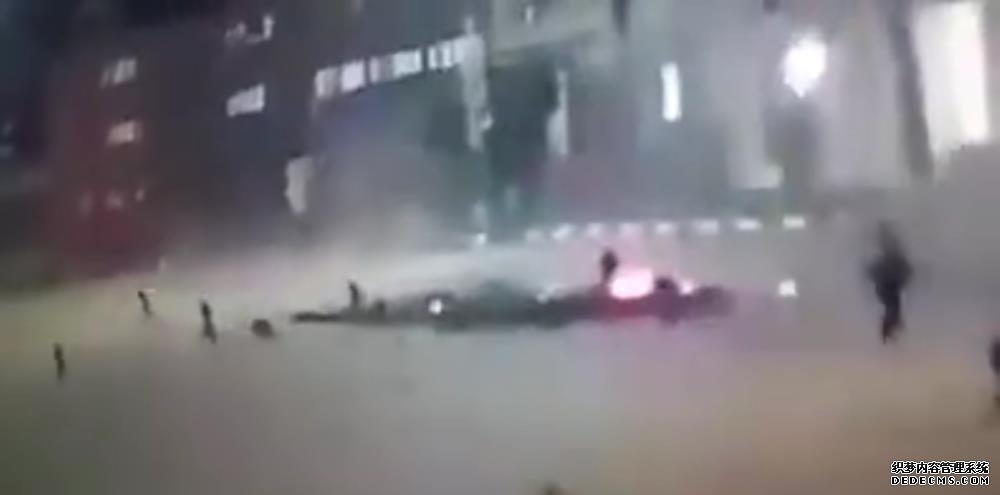 抓拍翼龙2无人机空袭惨状,导弹准确击中人群,28人被炸死