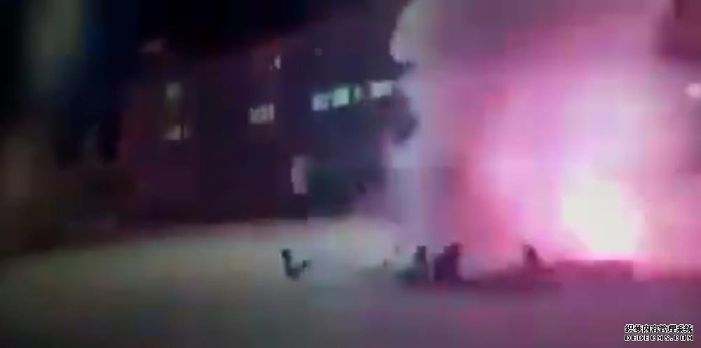 抓拍翼龙2无人机空袭惨状,导弹准确击中人群,28人被炸死