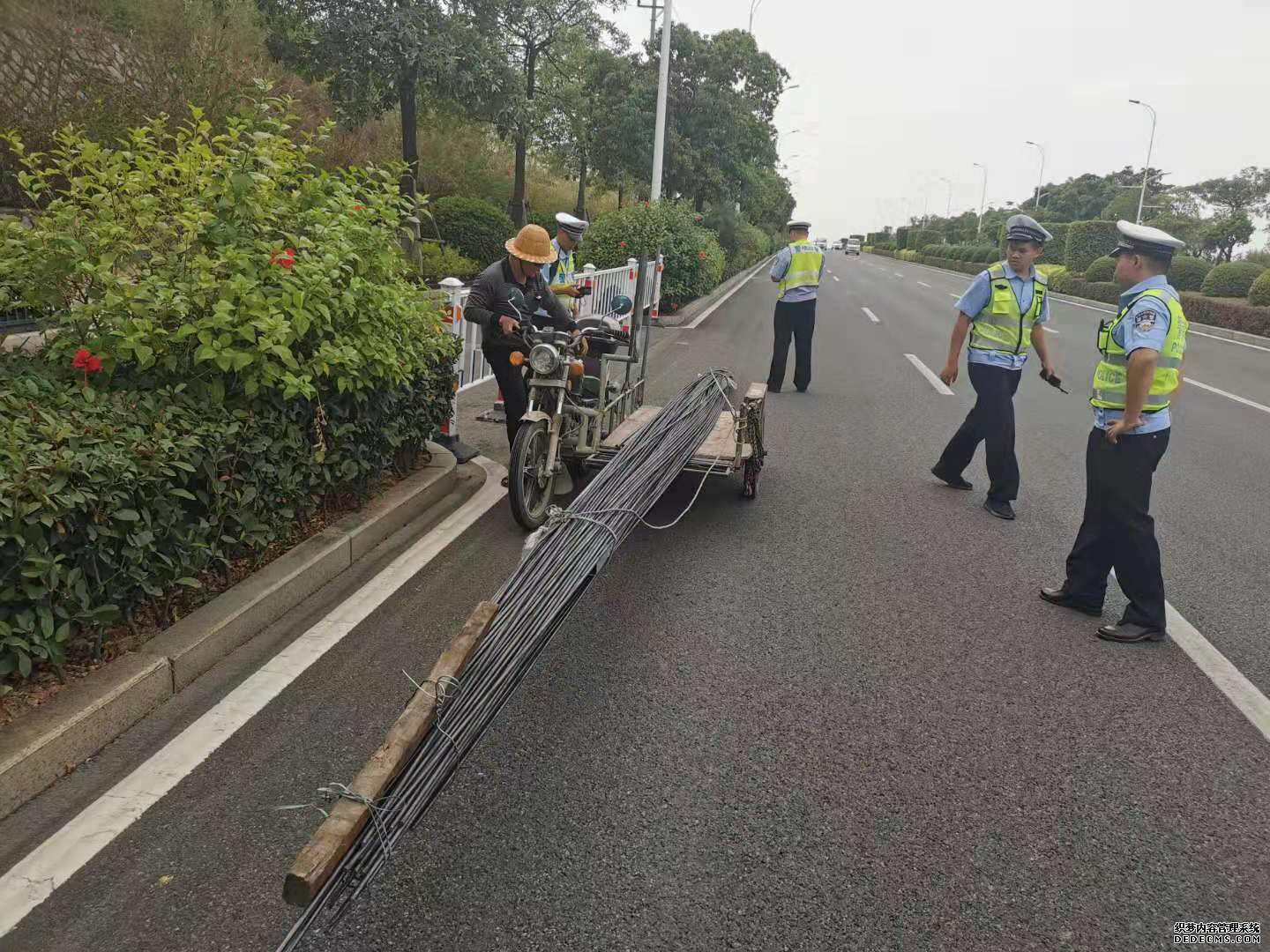 改装?套牌?非法载货找BT传奇?两轮摩托车变成“超长”三轮摩托车