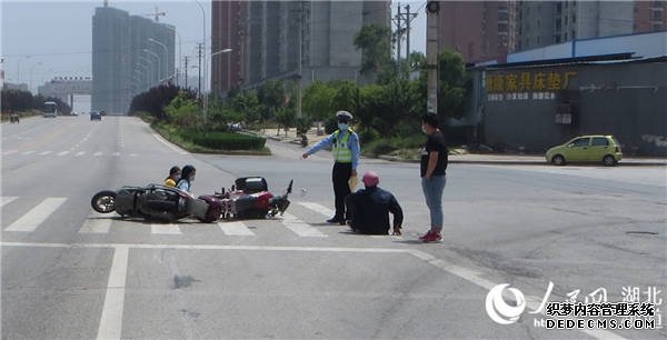 湖北大悟两摩托车相撞配戴安全头盔者毫发无伤