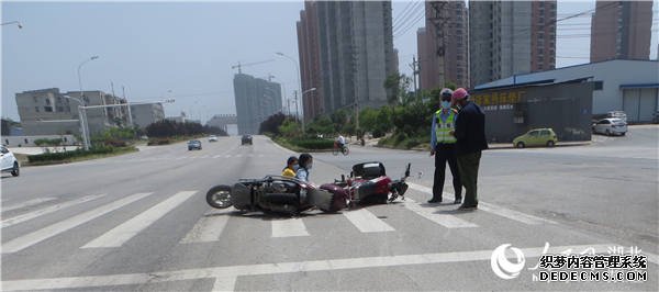 湖北大悟两摩托车相撞配戴安全头盔者毫发无伤