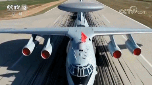 空中受阅梯队 多型找BT传奇私服预警机展示最强“空中大脑”