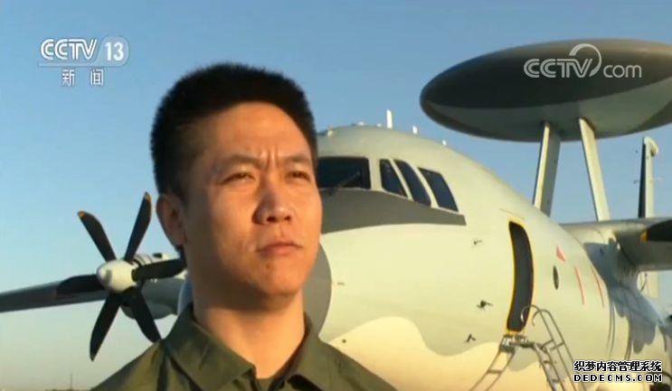 空中受阅梯队 多型找BT传奇私服预警机展示最强“空中大脑”