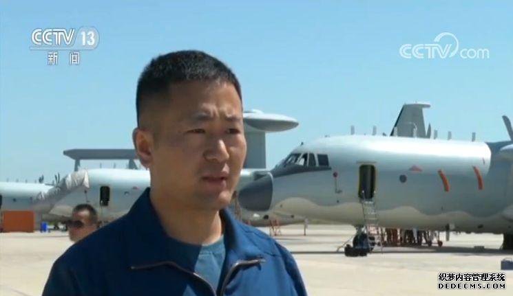 空中受阅梯队 多型找BT传奇私服预警机展示最强“空中大脑”