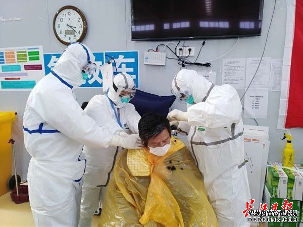 他在方舱,第找单机版传奇私服一次帮女生剪了刘海