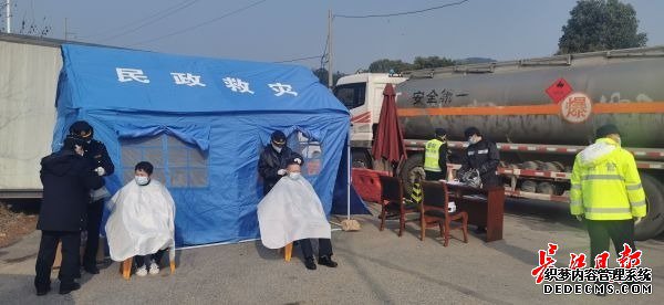 他在方舱,第找单机版传奇私服一次帮女生剪了刘海