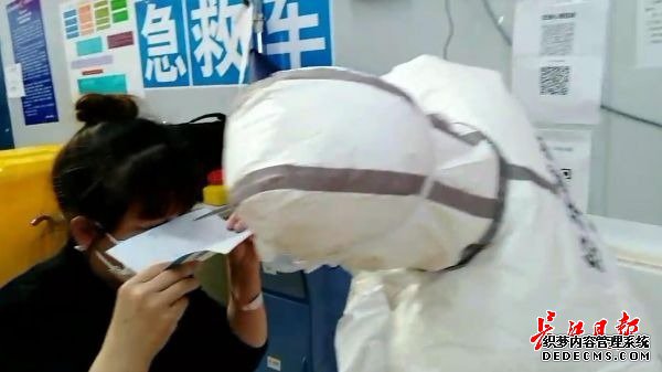 他在方舱,第找单机版传奇私服一次帮女生剪了刘海