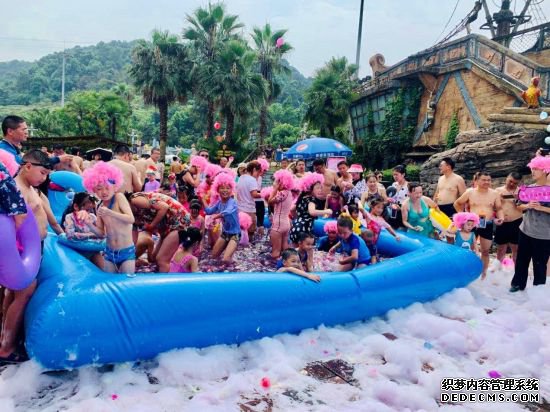 图为游客参与水球大战游戏。景区供图 图为游客参与水球大战游戏。景区供图