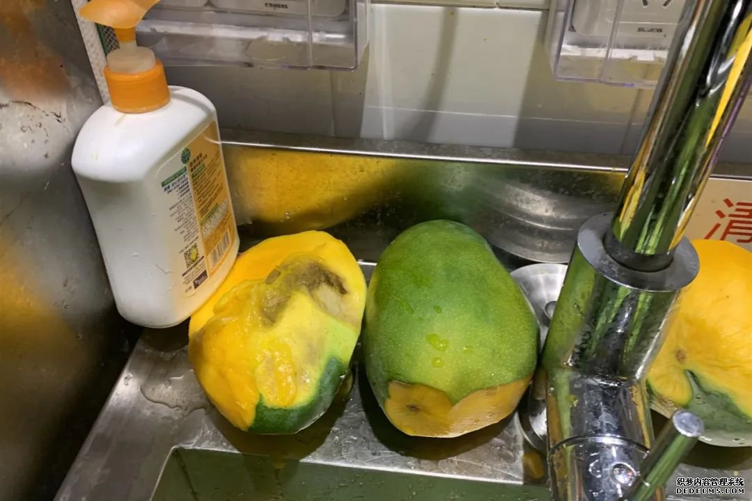 奶茶又出事!多家奶找单机传奇茶店被查出腐烂、霉变水果.....