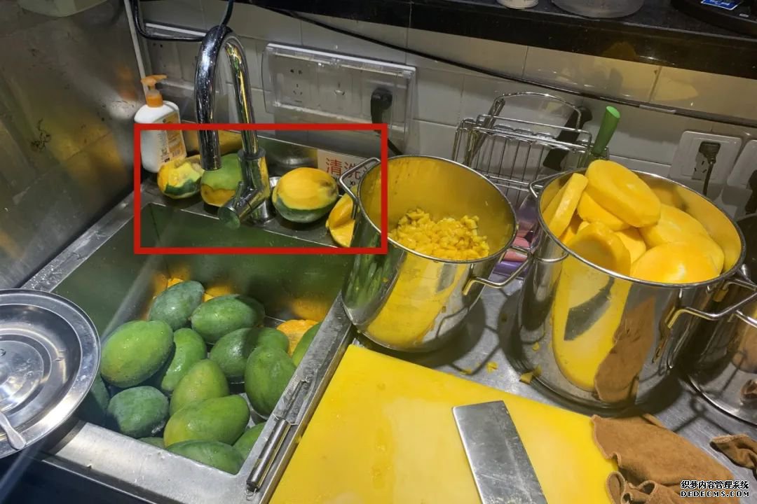 奶茶又出事!多家奶找单机传奇茶店被查出腐烂、霉变水果.....