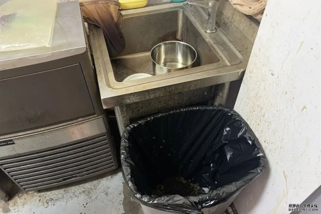 奶茶又出事!多家奶找单机传奇茶店被查出腐烂、霉变水果.....