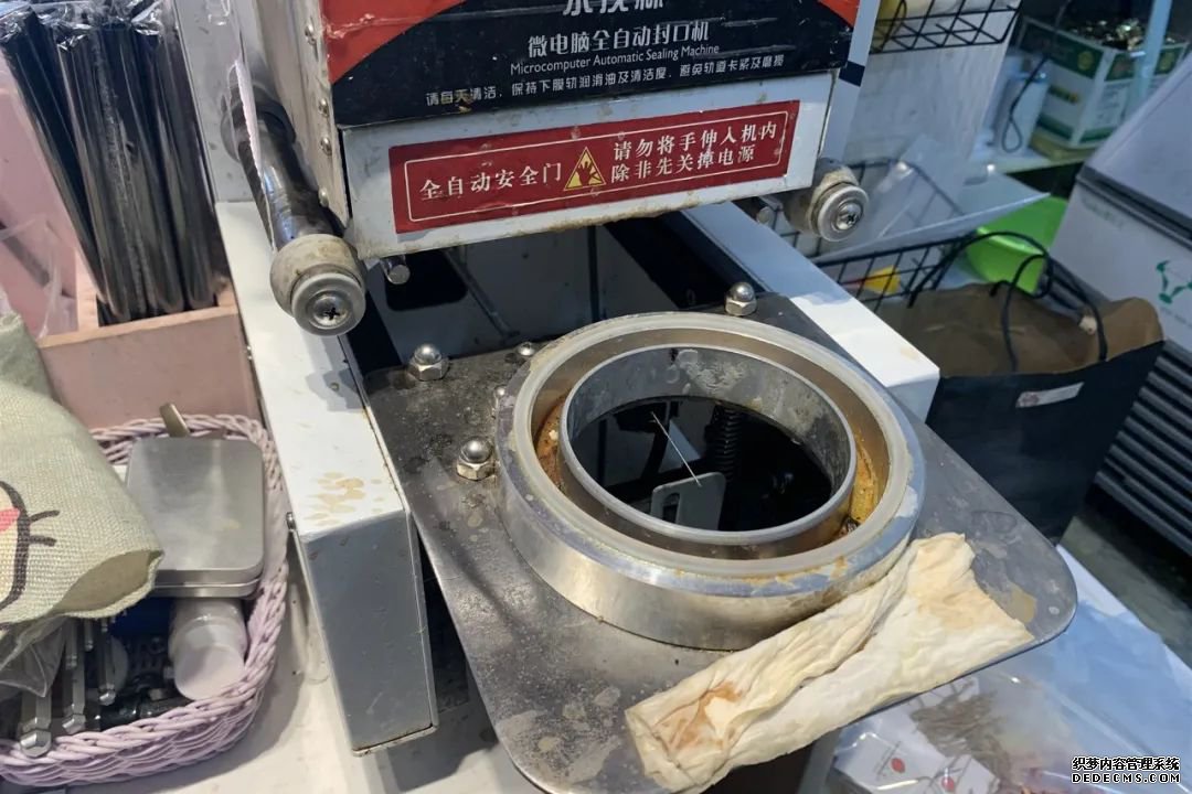 奶茶又出事!多家奶找单机传奇茶店被查出腐烂、霉变水果.....