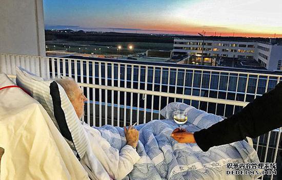 丹麦垂死老人夕找传奇网页游戏阳下抽烟喝酒 安然迎接死亡